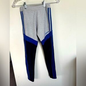Adidas knee length capris 
Girls
10/12 M